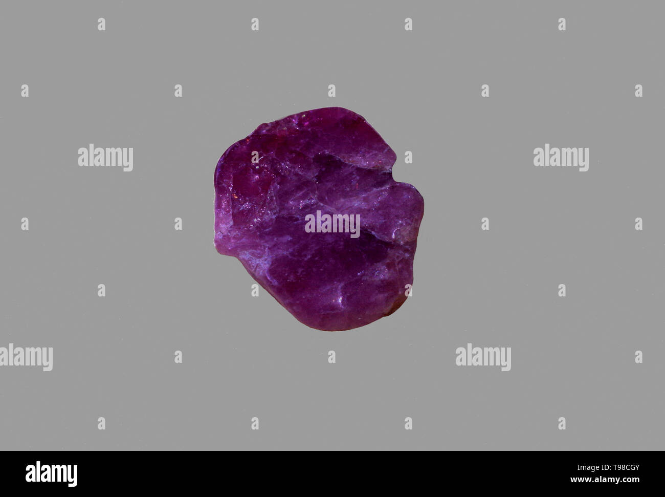 Rubellite rock of India isolato di close-up Foto Stock