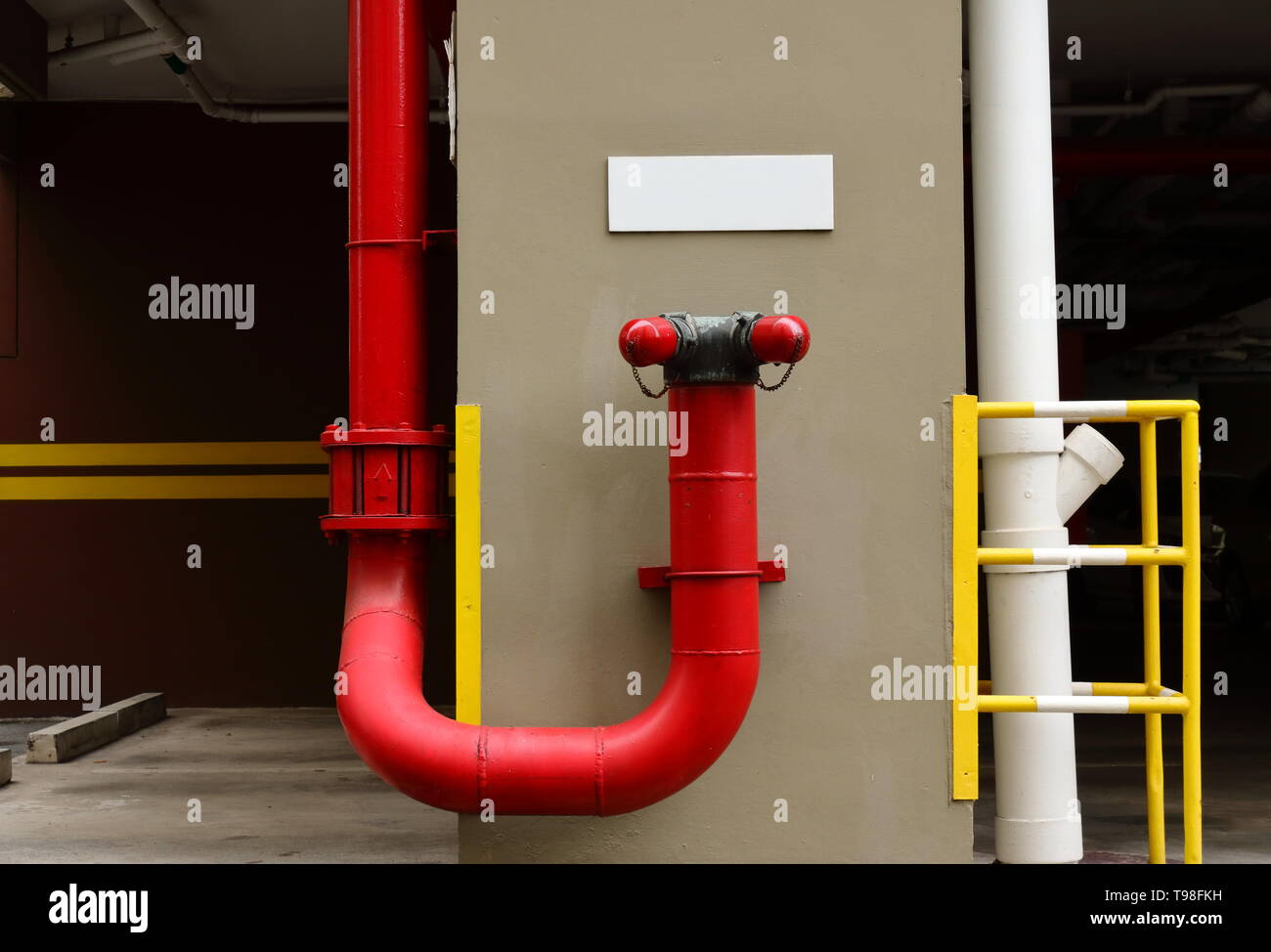 Primo piano della connessione siamese in parcheggio area di un edificio, fuoco il concetto di protezione Foto Stock Primo piano della connessione siamese in parcheggio area di un edificio, fuoco il concetto di protezione Foto Stock