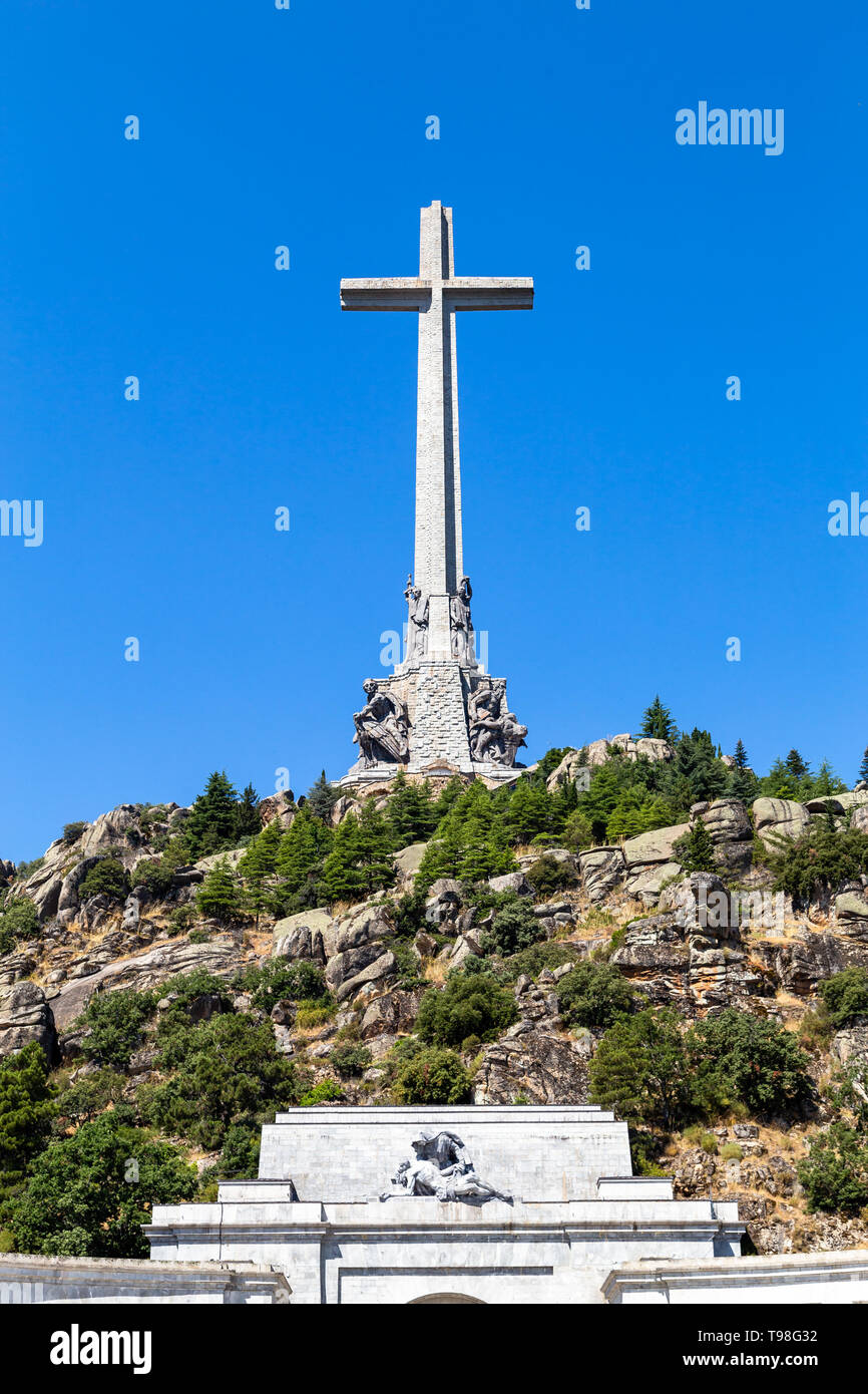 La gigantesca croce sulla parte superiore della Valle dei Caduti, Valle de los Caidos , il luogo di seppellimento del dittatore Franco sulla Sierra di Guadarrama Foto Stock