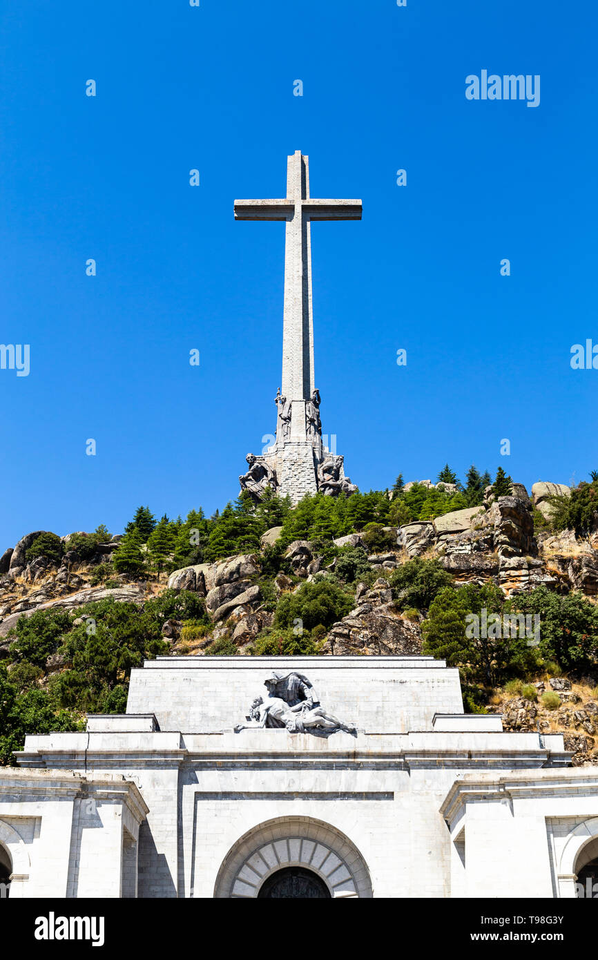 La gigantesca croce sulla parte superiore della Valle dei Caduti, Valle de los Caidos , il luogo di seppellimento del dittatore Franco sulla Sierra di Guadarrama Foto Stock