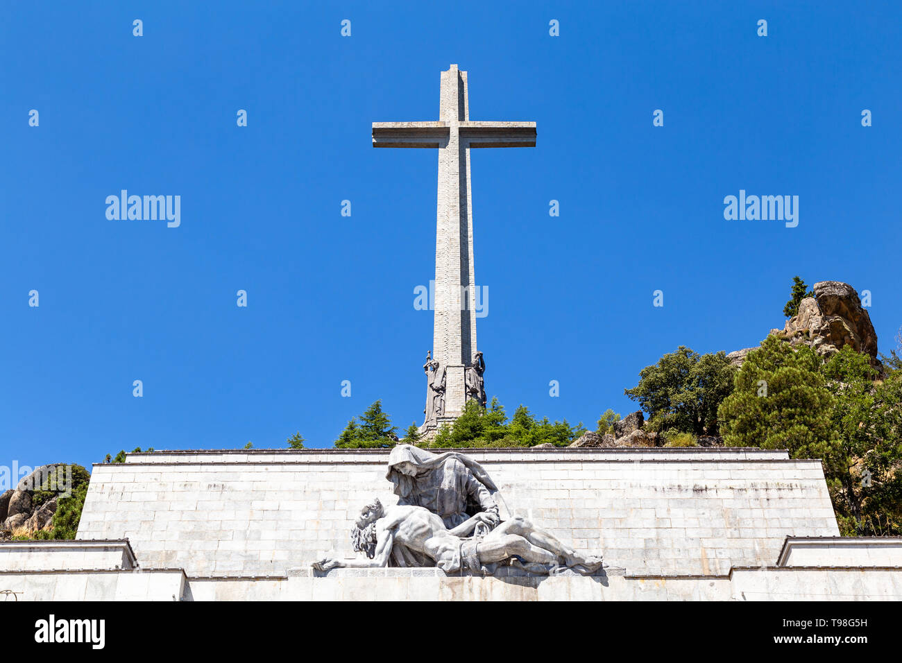 La passione di Cristo statua e la grande croce sulla parte superiore della Valle dei Caduti, Valle de los Caidos , il luogo di seppellimento del dittatore Franco Foto Stock