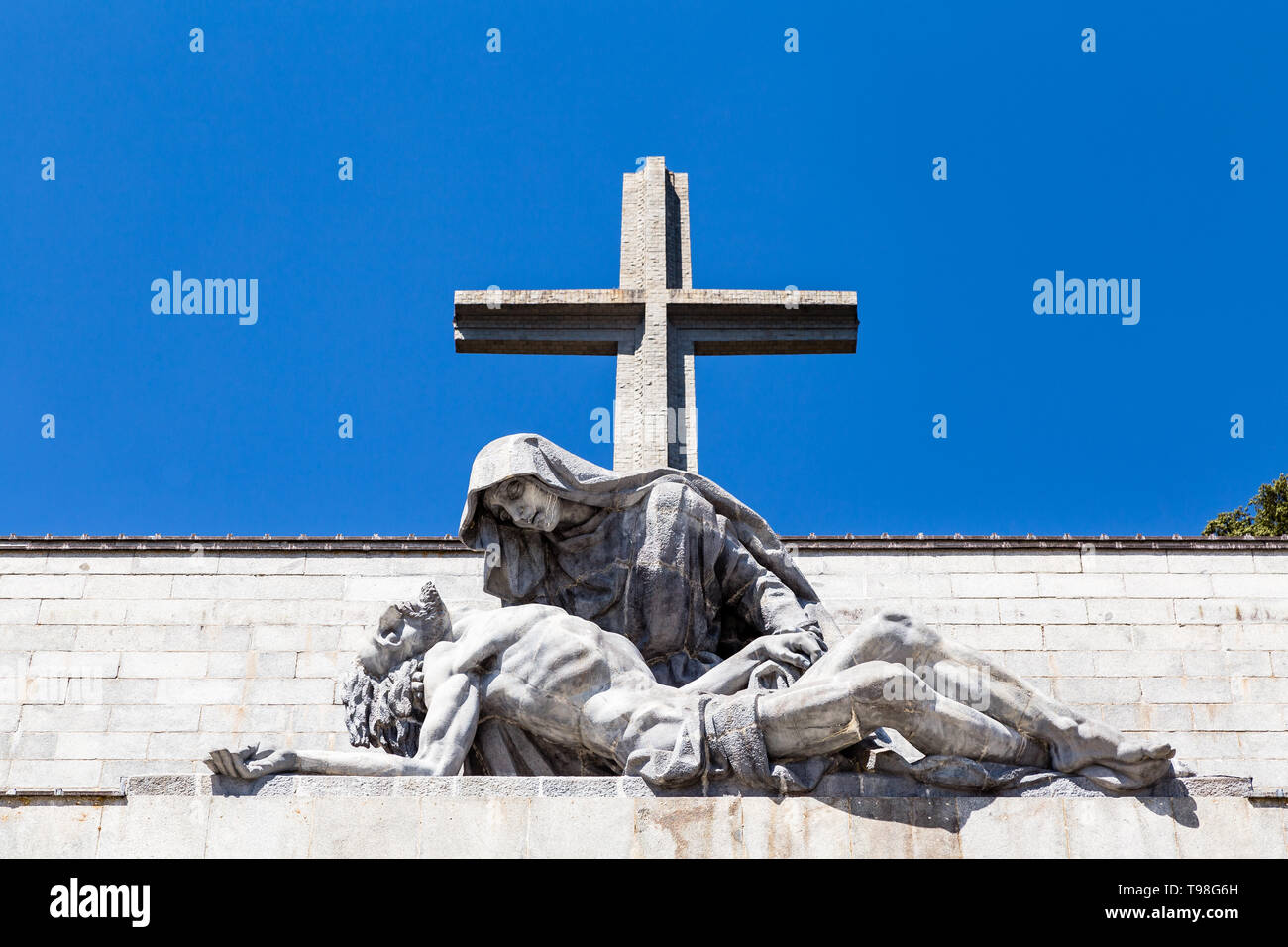 La passione di Cristo statua e la grande croce sulla parte superiore della Valle dei Caduti, Valle de los Caidos , il luogo di seppellimento del dittatore Franco Foto Stock