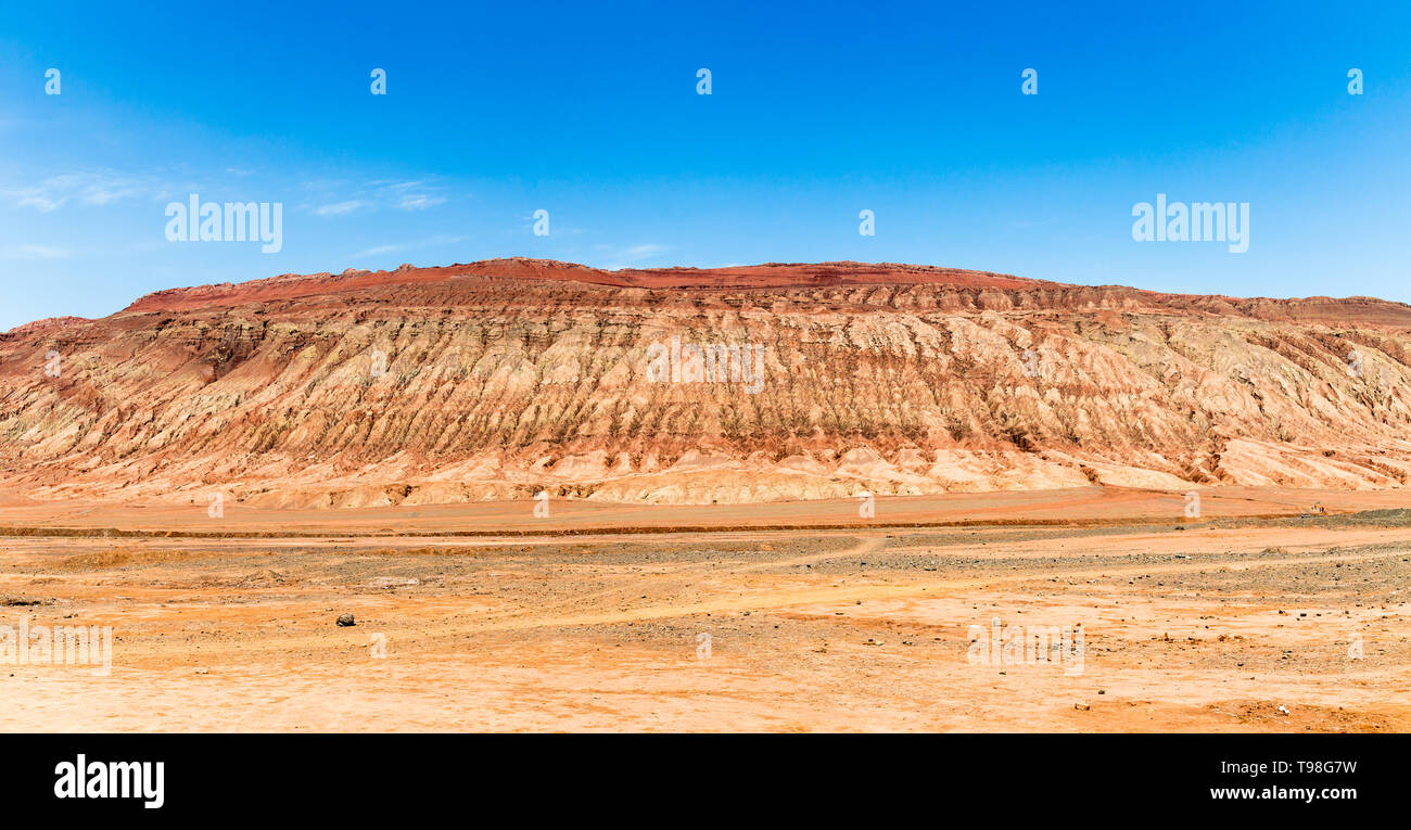 Flaming montagne, Turpan, Xinjiang, Cina: queste intense red zone aride montagne simili a fiamme roventi appaiono in cinese il viaggio epico al WES Foto Stock
