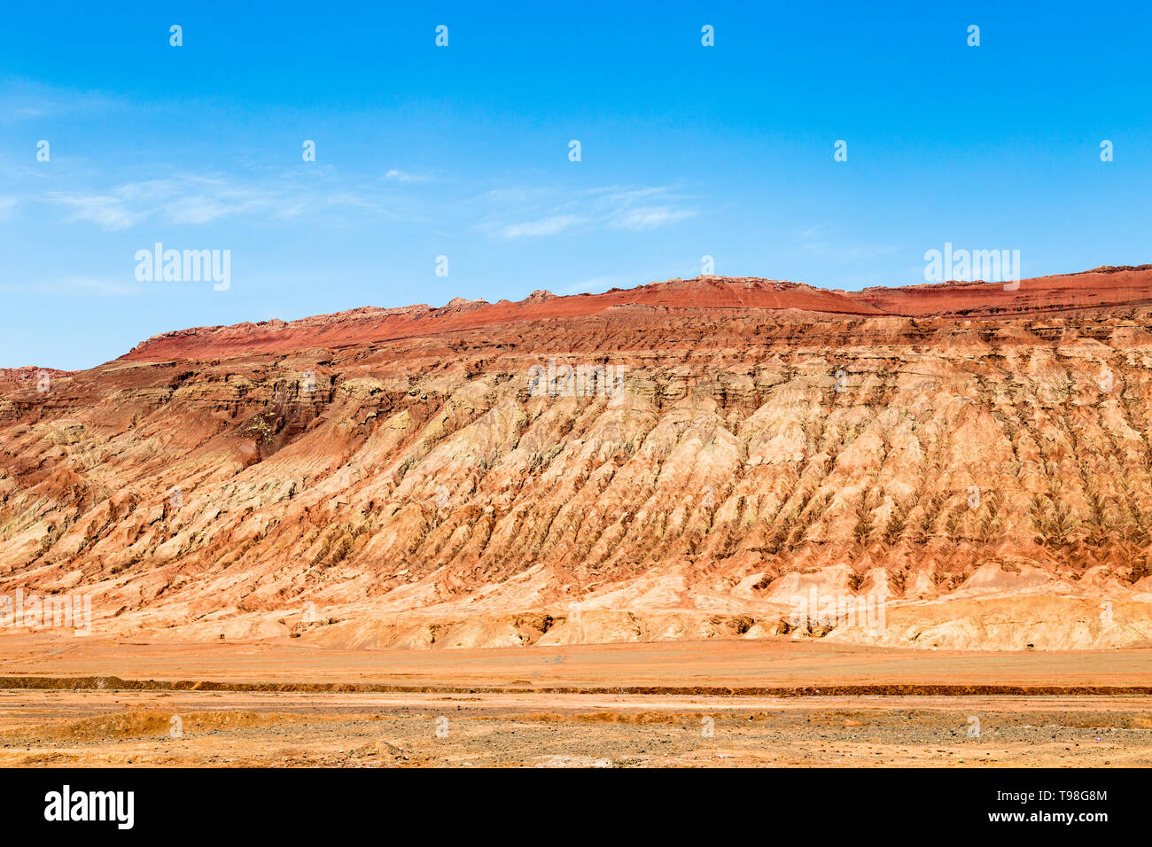 Flaming montagne, Turpan, Xinjiang, Cina: queste intense red zone aride montagne simili a fiamme roventi appaiono in cinese il viaggio epico al WES Foto Stock