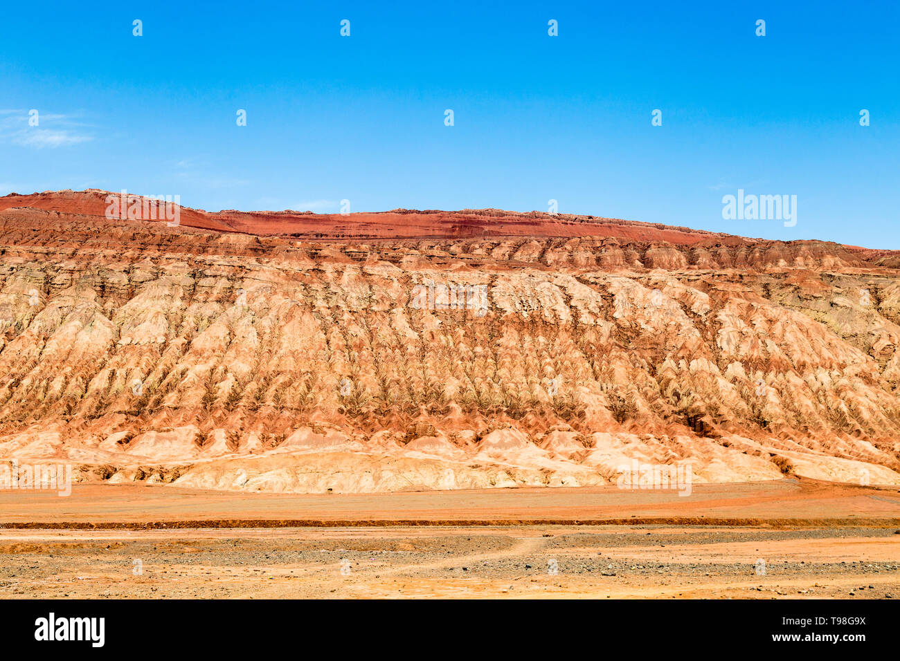 Flaming montagne, Turpan, Xinjiang, Cina: queste intense red zone aride montagne simili a fiamme roventi appaiono in cinese il viaggio epico al WES Foto Stock
