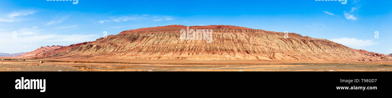 Flaming montagne, Turpan, Xinjiang, Cina: queste intense red zone aride montagne simili a fiamme roventi appaiono in cinese il viaggio epico al WES Foto Stock