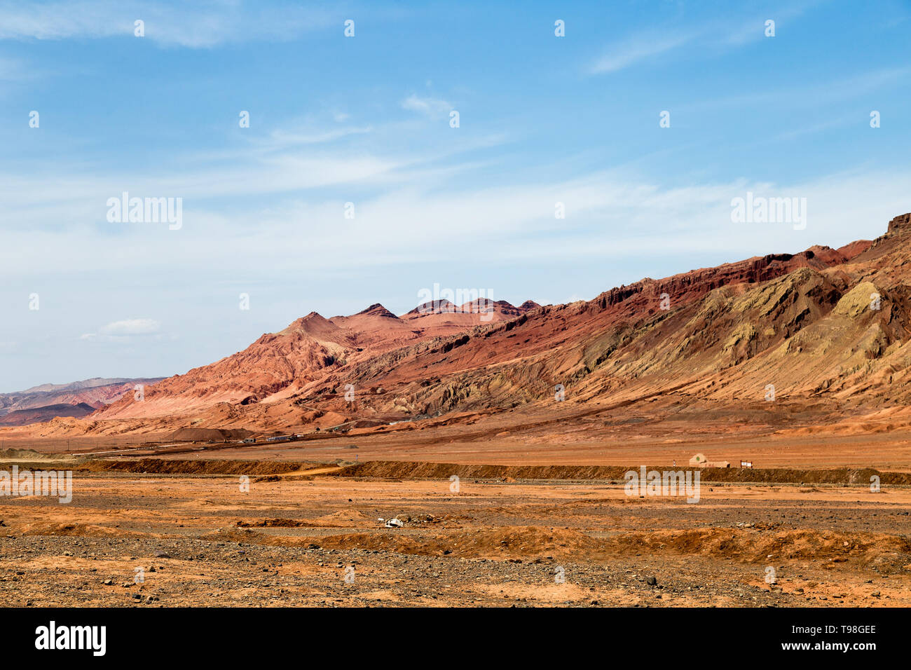 Flaming montagne, Turpan, Xinjiang, Cina: queste intense red zone aride montagne simili a fiamme roventi appaiono in cinese il viaggio epico al WES Foto Stock