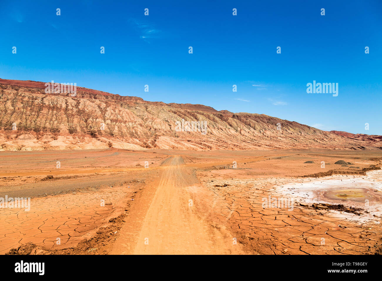 Flaming montagne, Turpan, Xinjiang, Cina: queste intense red zone aride montagne simili a fiamme roventi appaiono in cinese il viaggio epico al WES Foto Stock