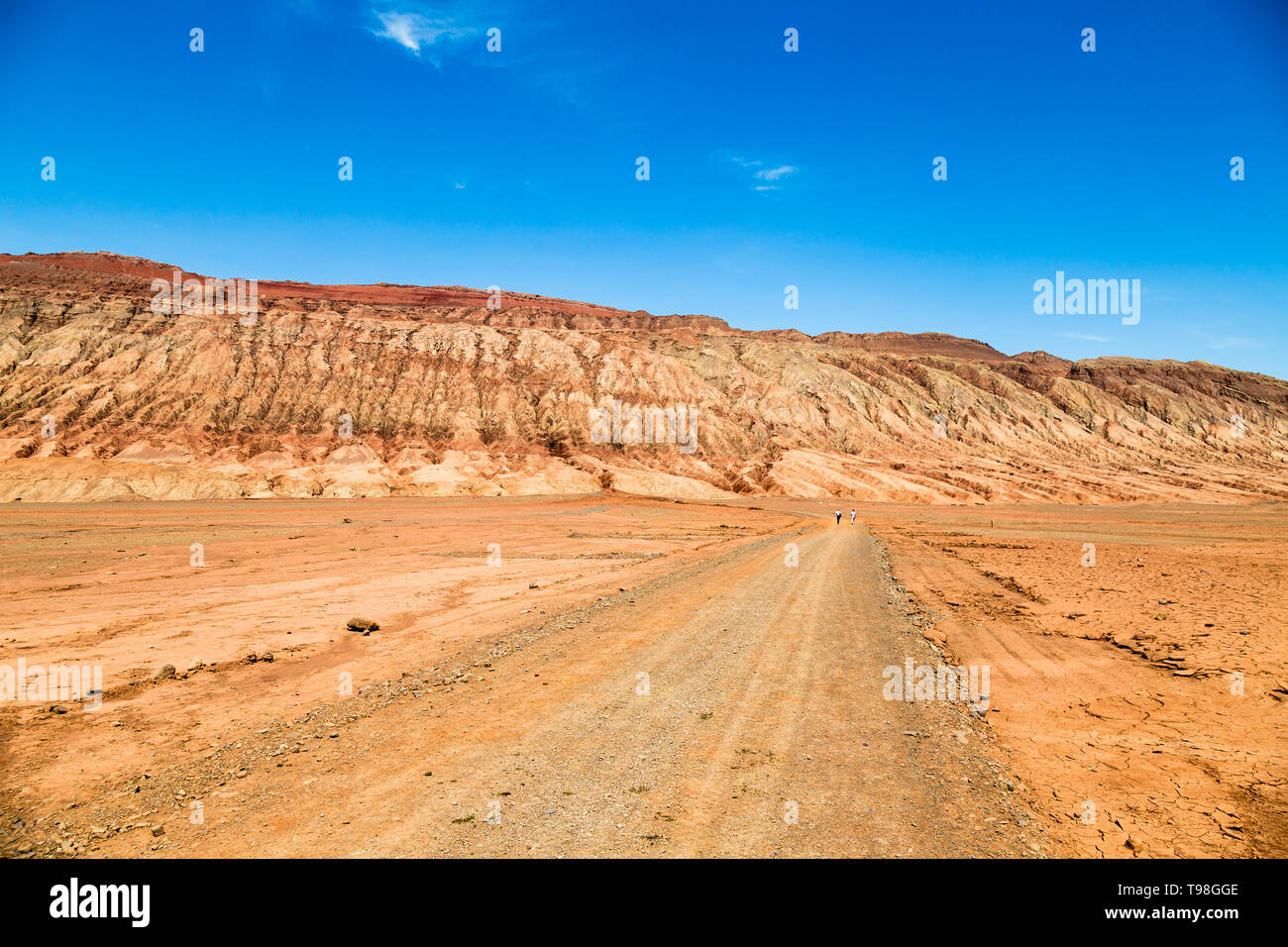 Flaming montagne, Turpan, Xinjiang, Cina: queste intense red zone aride montagne simili a fiamme roventi appaiono in cinese il viaggio epico al WES Foto Stock
