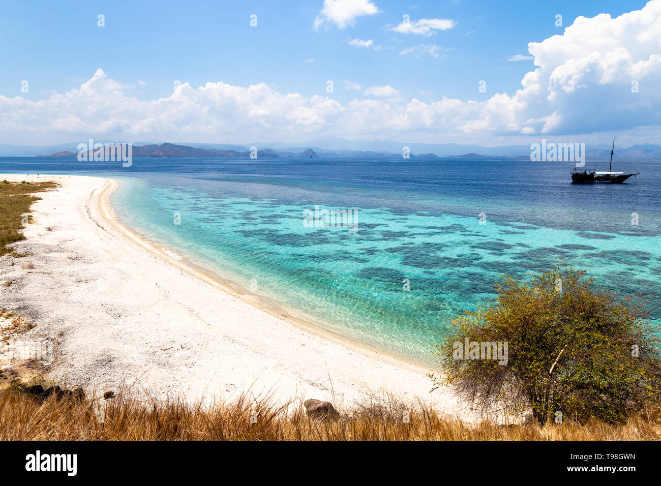 Acqua cristallina in Sabolon Besar Island, uno dei molti isola paradiso luoghi per immersioni in area protetta del Parco Nazionale di Komodo, Lubuan Ba Foto Stock