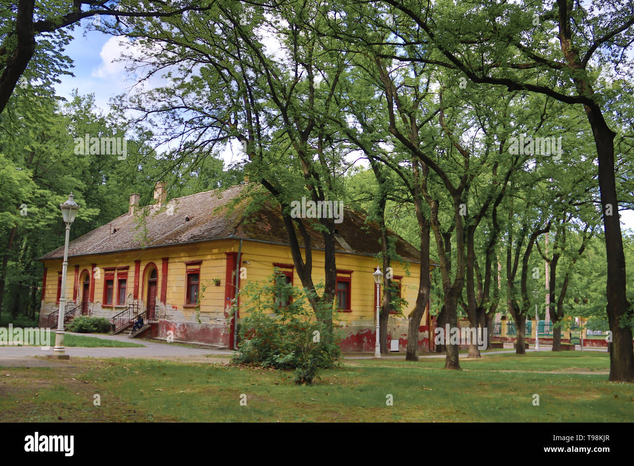 Vecchia casa gialla in Palic Lago in Vojvodina, regione di Serbia Foto Stock