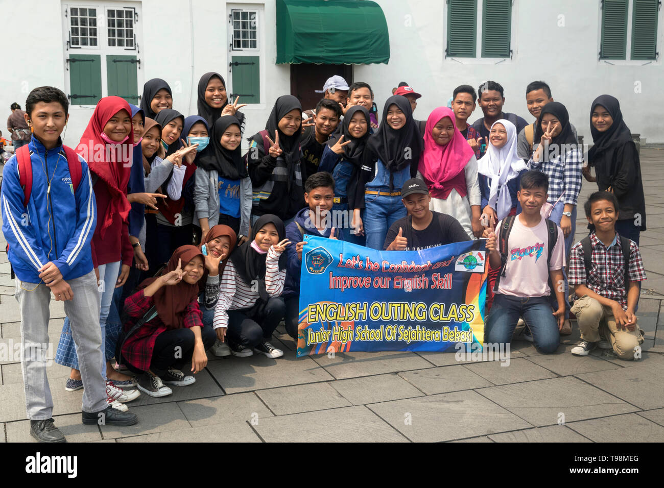 Gruppo di scolari indonesiano che vogliono migliorare la conoscenza della lingua inglese in Giacarta Foto Stock