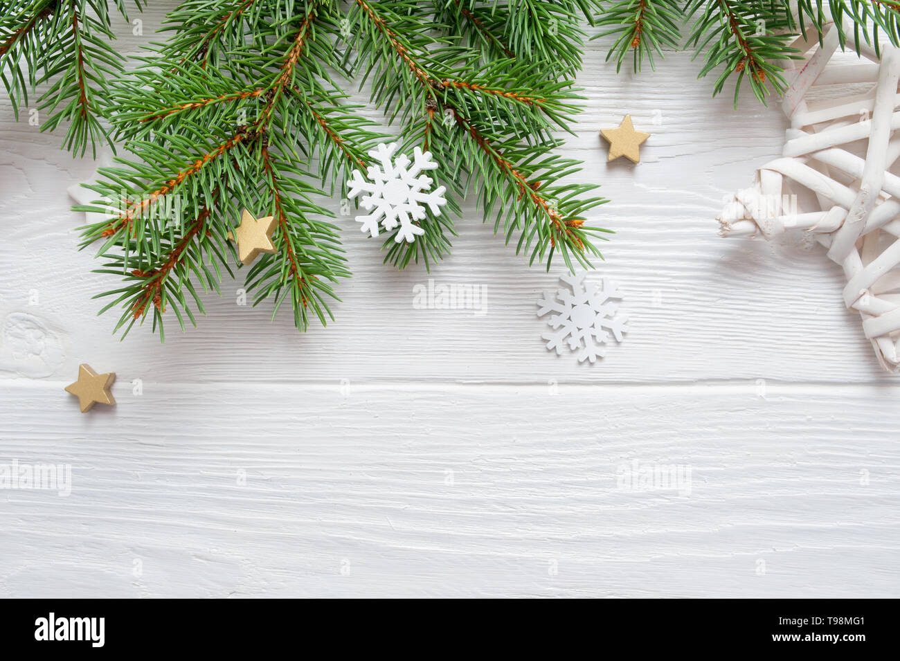 Natale abete del ramo sul bianco sullo sfondo di legno. Ramo di pino. Posto per il testo. Elementi per la decorazione di x-mas decor e ramo di abete verde Foto Stock