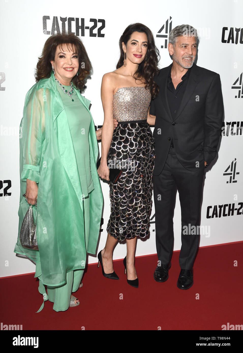 Foto deve essere accreditato ©Alpha premere 079965 15/05/2019 Baria Alamuddin e Amal e George Clooney Catch 22 UK Premiere Vue Westfield London Foto Stock