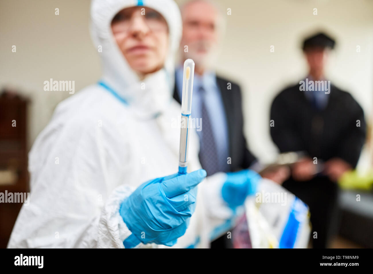Tecnico forense mostra i tamponi per rimuovere il DNA in scena dopo un crimine Foto Stock