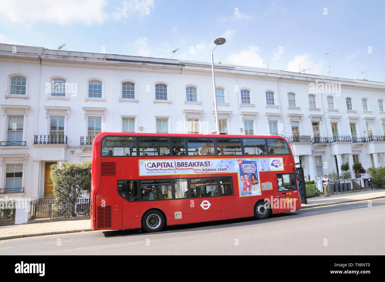 Un rosso double-decker bus con un annuncio pubblicitario per Capital Radio, a Chelsea, Londra, Inghilterra, Regno Unito Foto Stock