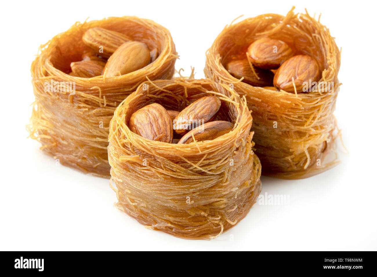 Nido di uccelli baklava con mandorle su sfondo bianco Foto Stock