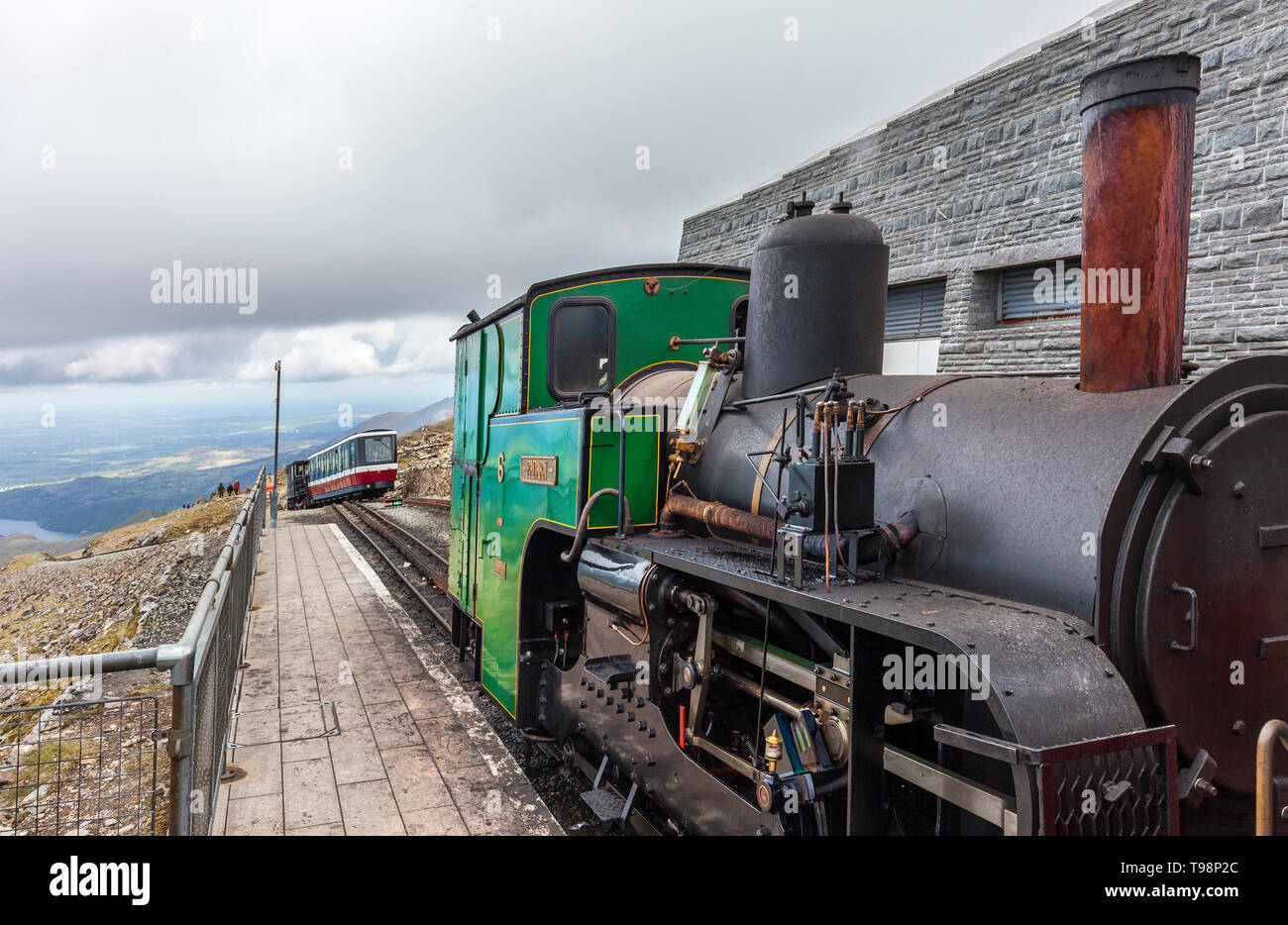 La cima di Mount Snowdon, con Padarn la locomotiva a vapore. Foto Stock