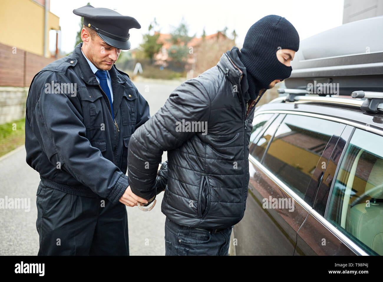 Patrolman mette in manette su arresto di un criminale Foto Stock