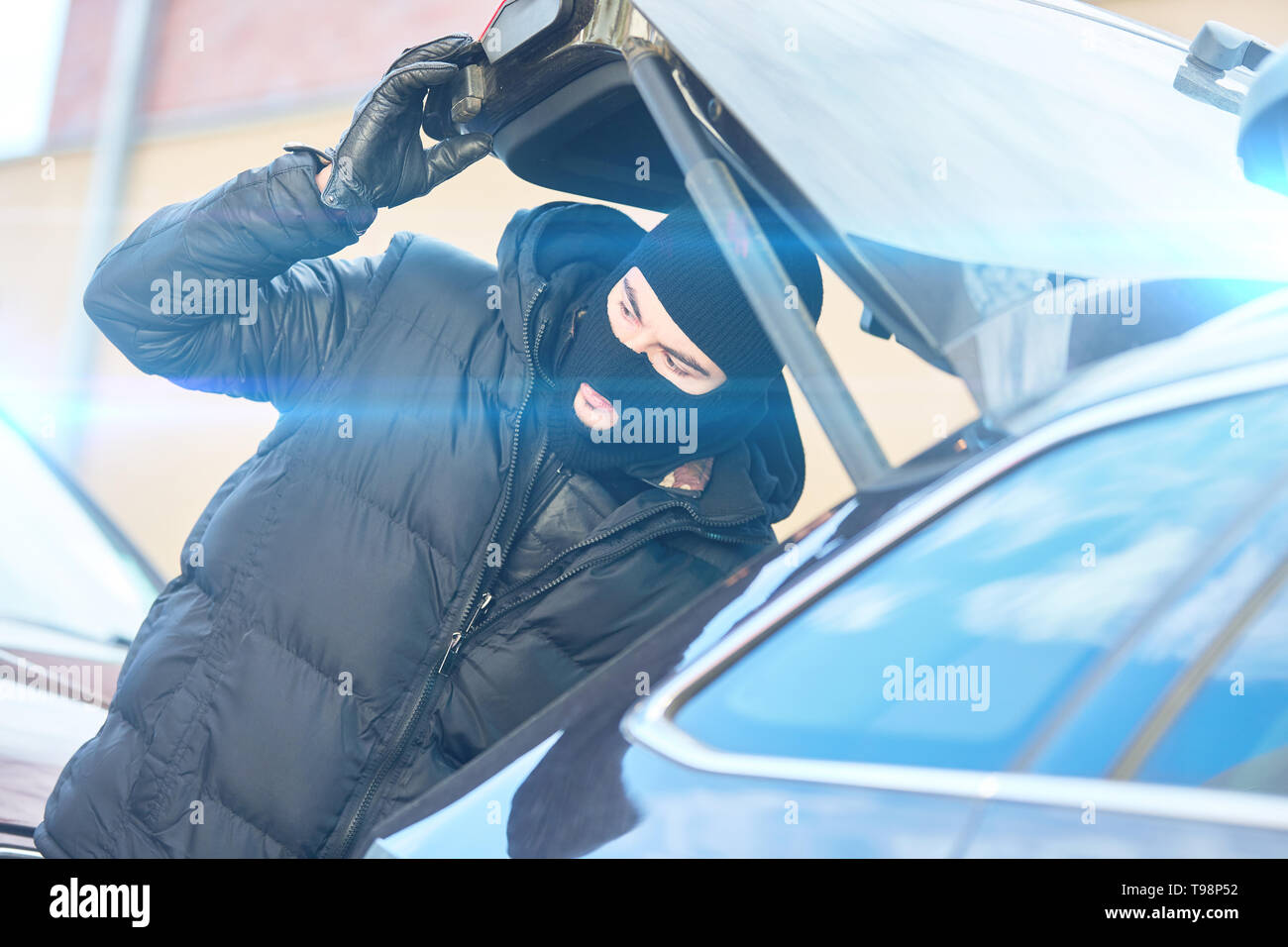 Un poliziotto di SEK unità speciale in azione sul tronco di un veicolo civile Foto Stock