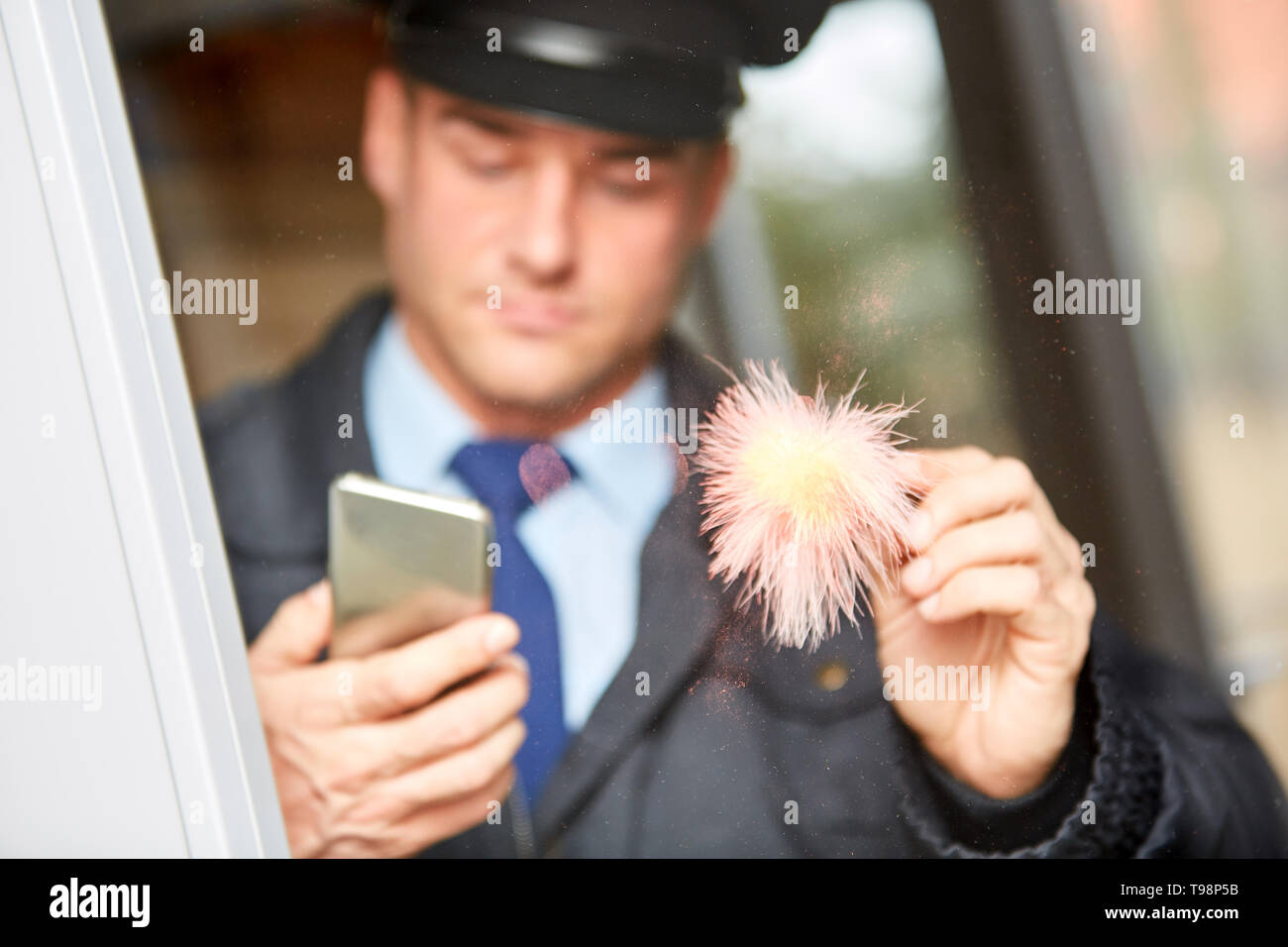 Lo scienziato forense rende il confronto delle impronte digitali con forensics con database online della polizia Foto Stock