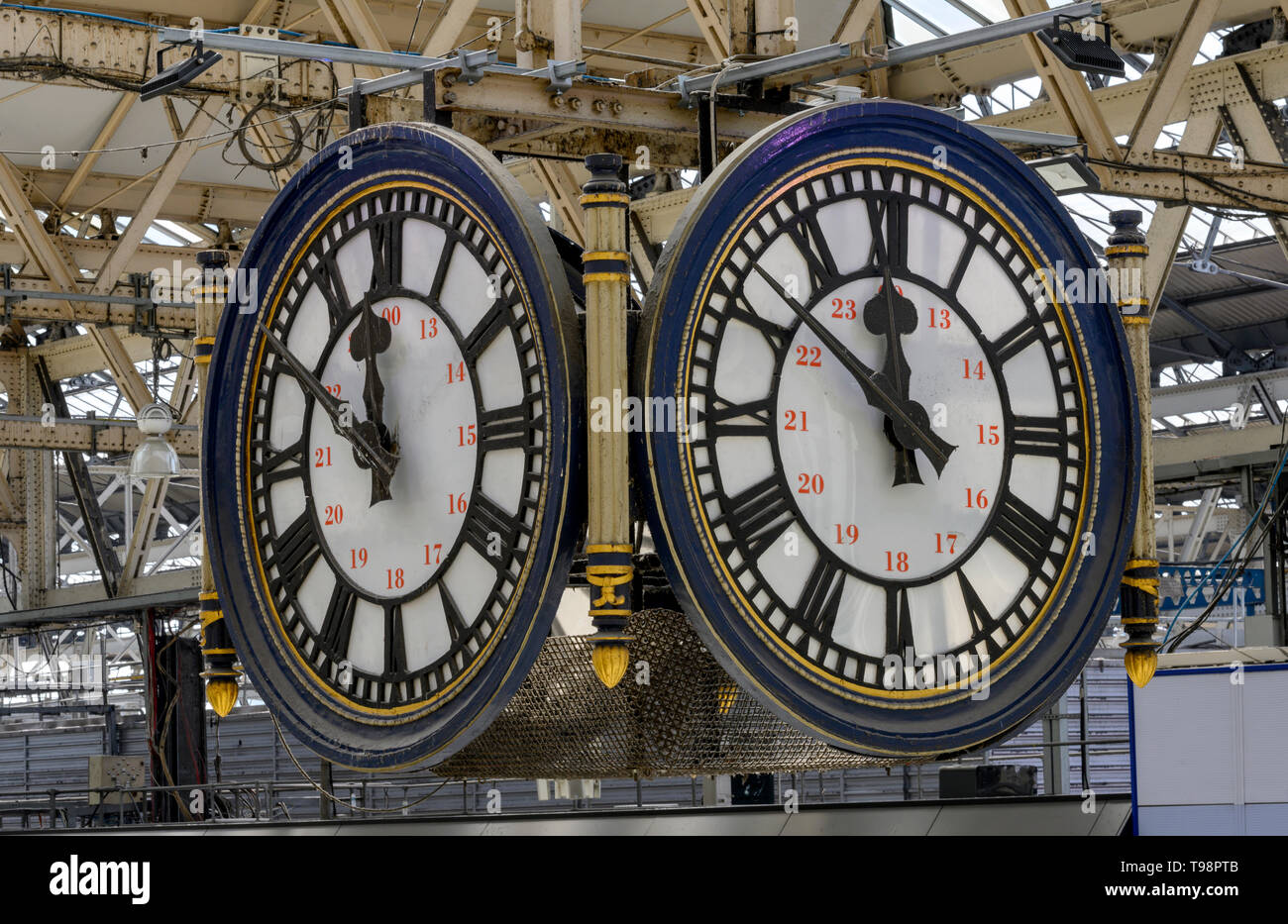 Il clock alla stazione ferroviaria di Waterloo Concourse, Waterloo, Londra, Inghilterra, Regno Unito. Foto Stock