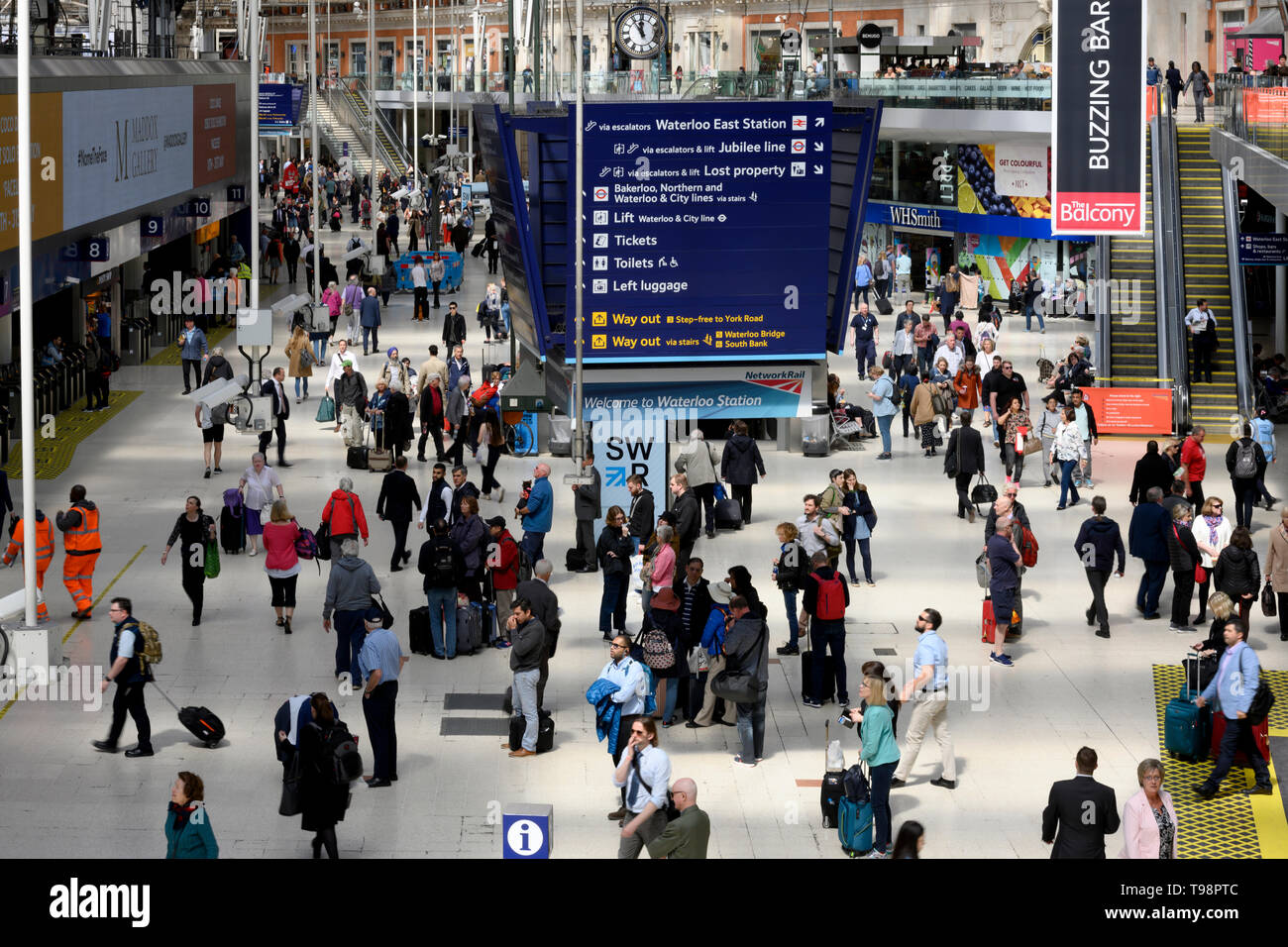 Città stile di vita quotidiana presso la stazione di Waterloo Concourse, Waterloo, Londra, Inghilterra, Regno Unito. Foto Stock