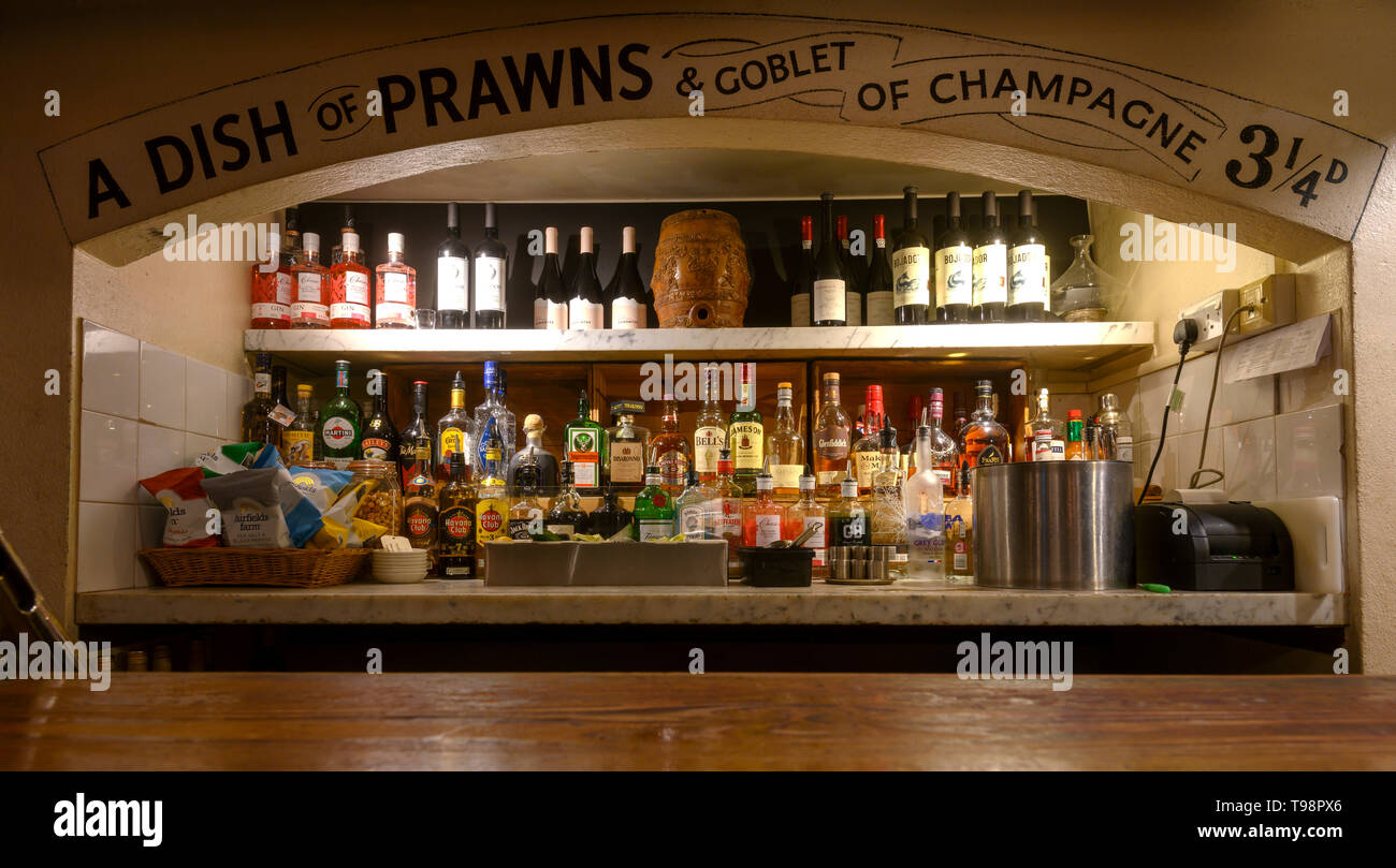 Interno della Champagne Charlies, il bar e il ristorante Le Arcate, Charing Cross a Londra, Inghilterra, Regno Unito Foto Stock