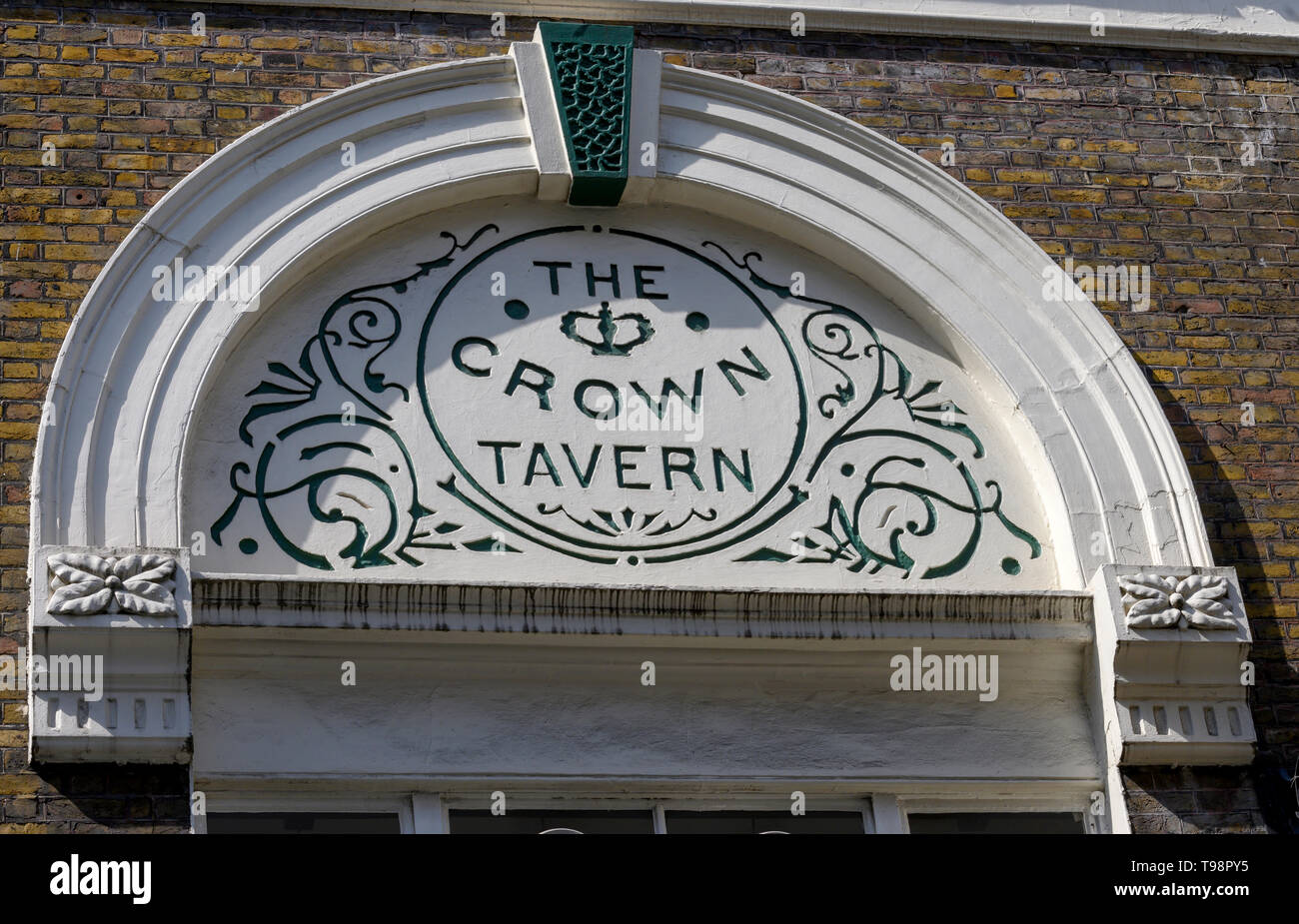 Il Crown Public House, Brewer Street, Soho, Londra, Inghilterra, Regno Unito; dettagli dell'architettura sopra l'ingresso. Foto Stock