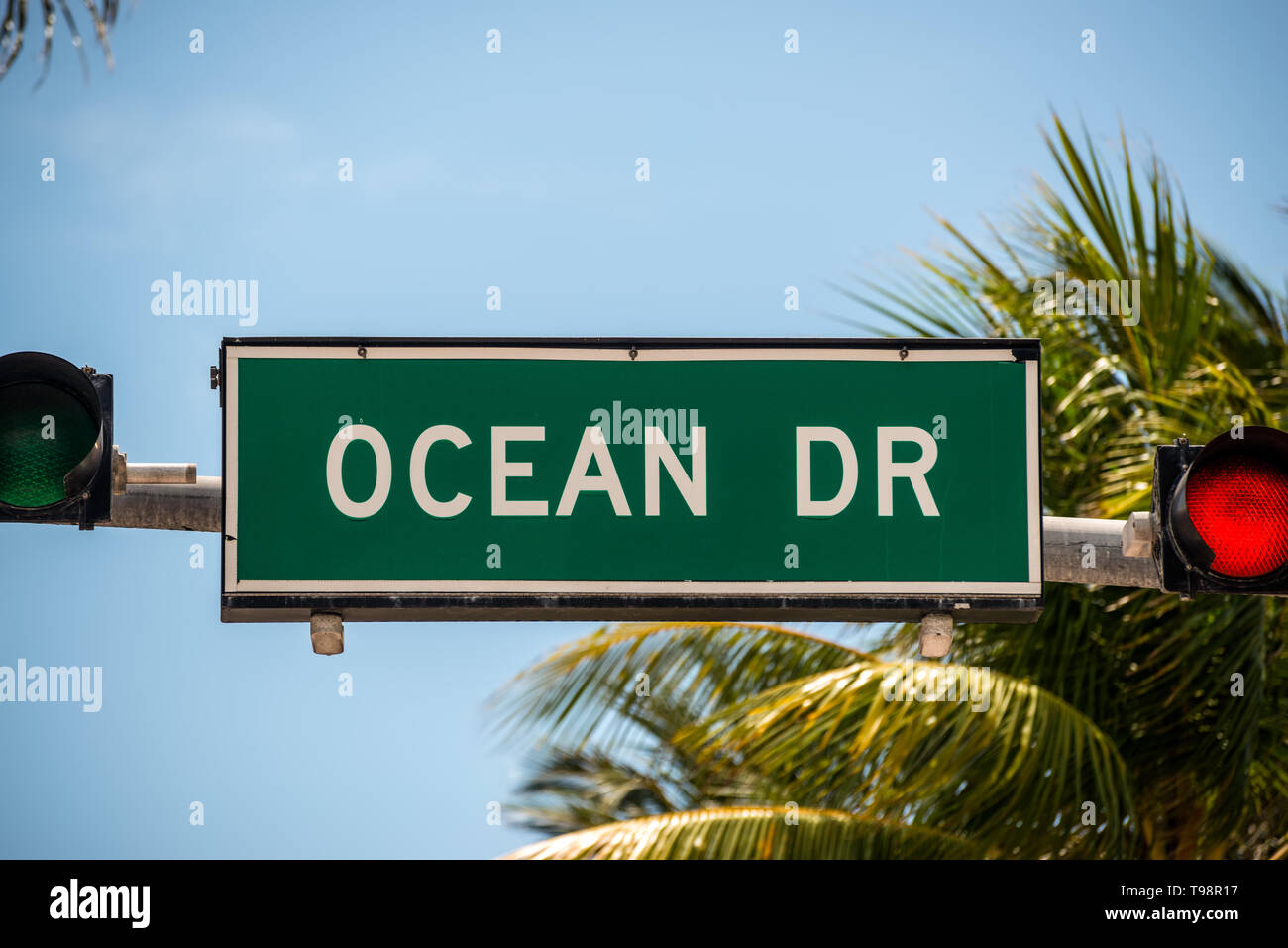 Un cartello stradale di strada famosa Ocean Drive con palme e semaforo in stile Art Deco a South Beach di Miami, Florida, Stati Uniti d'America Foto Stock