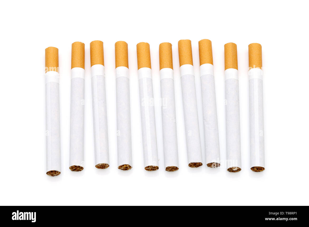 Fila di sigarette su sfondo bianco Foto Stock