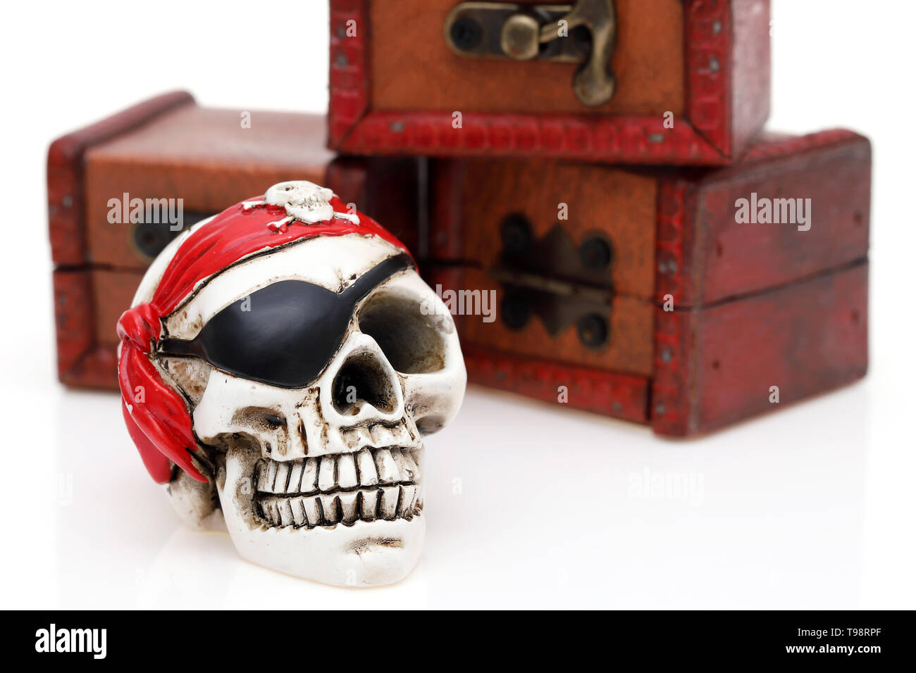 Il pirata scheletro con Treasure Chest su sfondo bianco Foto Stock