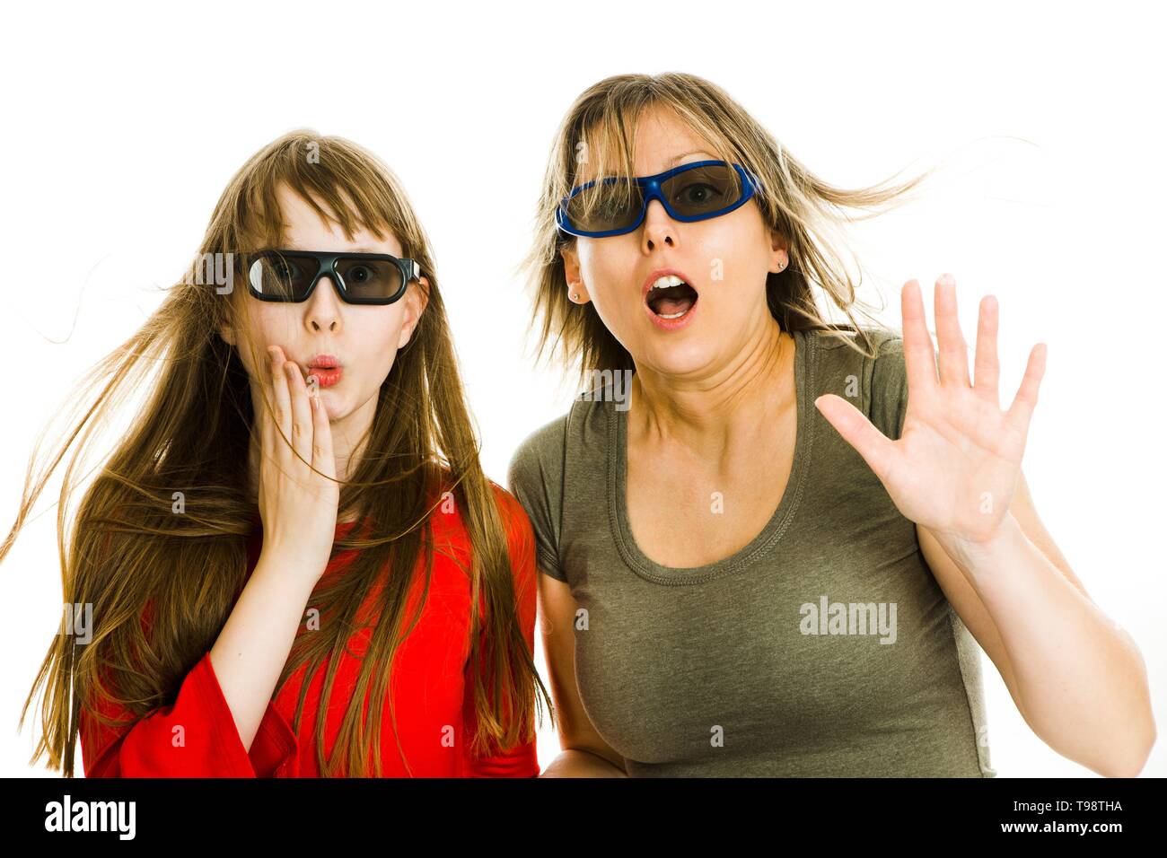 Stupiti donna e ragazza di cinema che indossa gli occhiali 3D sperimentando  5D effetto cinema - paura di guardare la performance - gesti di stupore -  concetto su Foto stock - Alamy