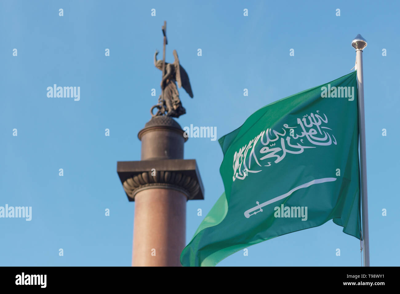 Bandiera del Regno di Arabia Saudita agitando contro la statua di angelo sulla parte superiore della colonna di Alexander a San Pietroburgo, Russia Foto Stock