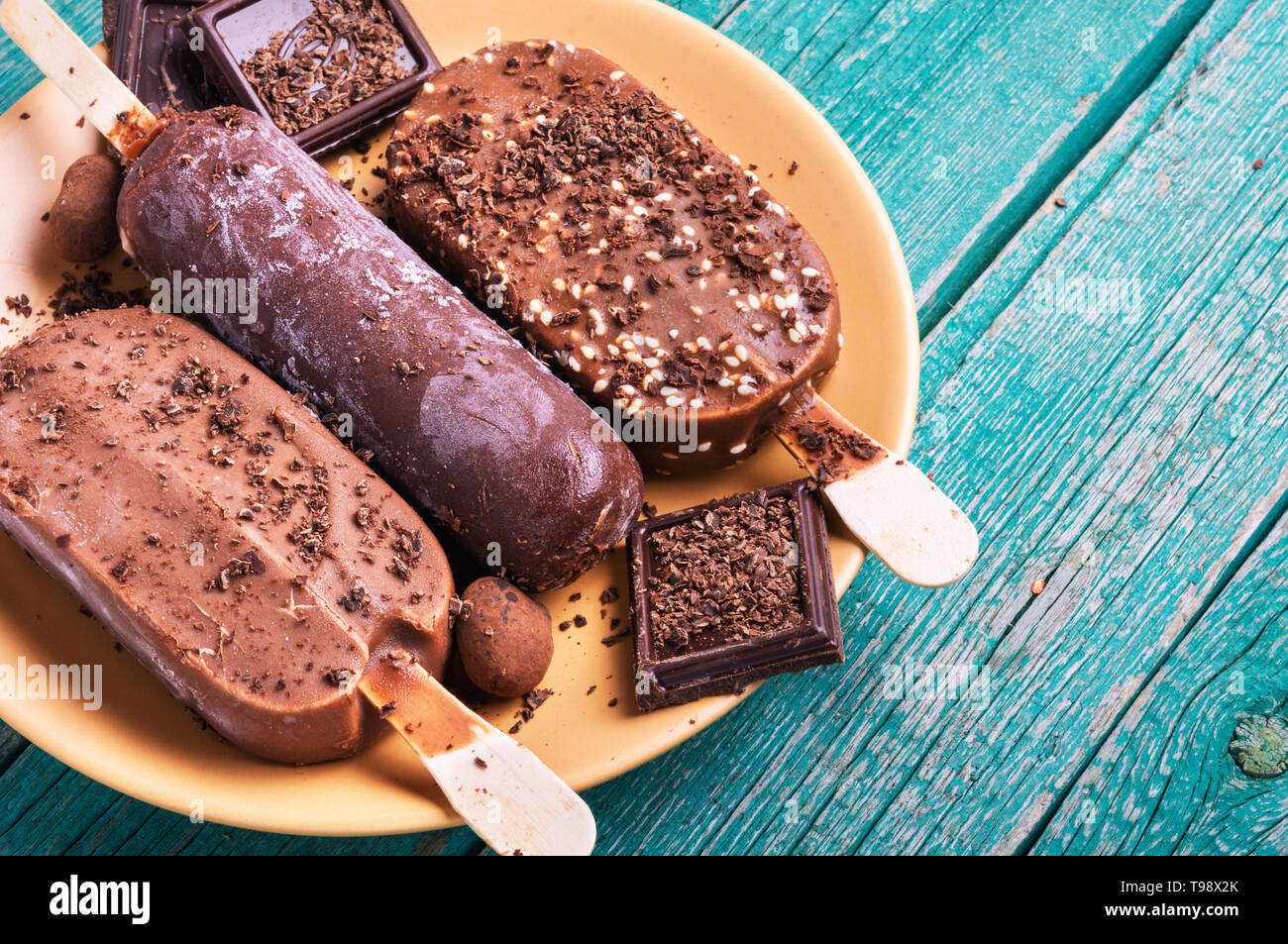 Ghiaccioli al cioccolato gelato.Il gelato al cioccolato su un bastone Foto Stock