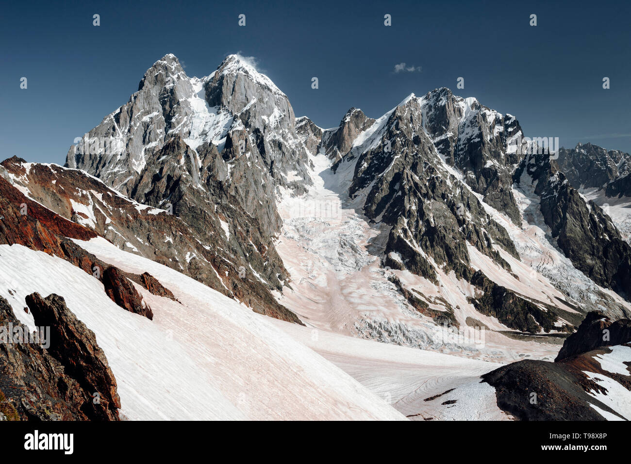 Doppia superiore dell'Ushba sovrasta il ghiacciaio Chalaati, Grande Caucaso, Superiore Svanetia, Georgia Foto Stock
