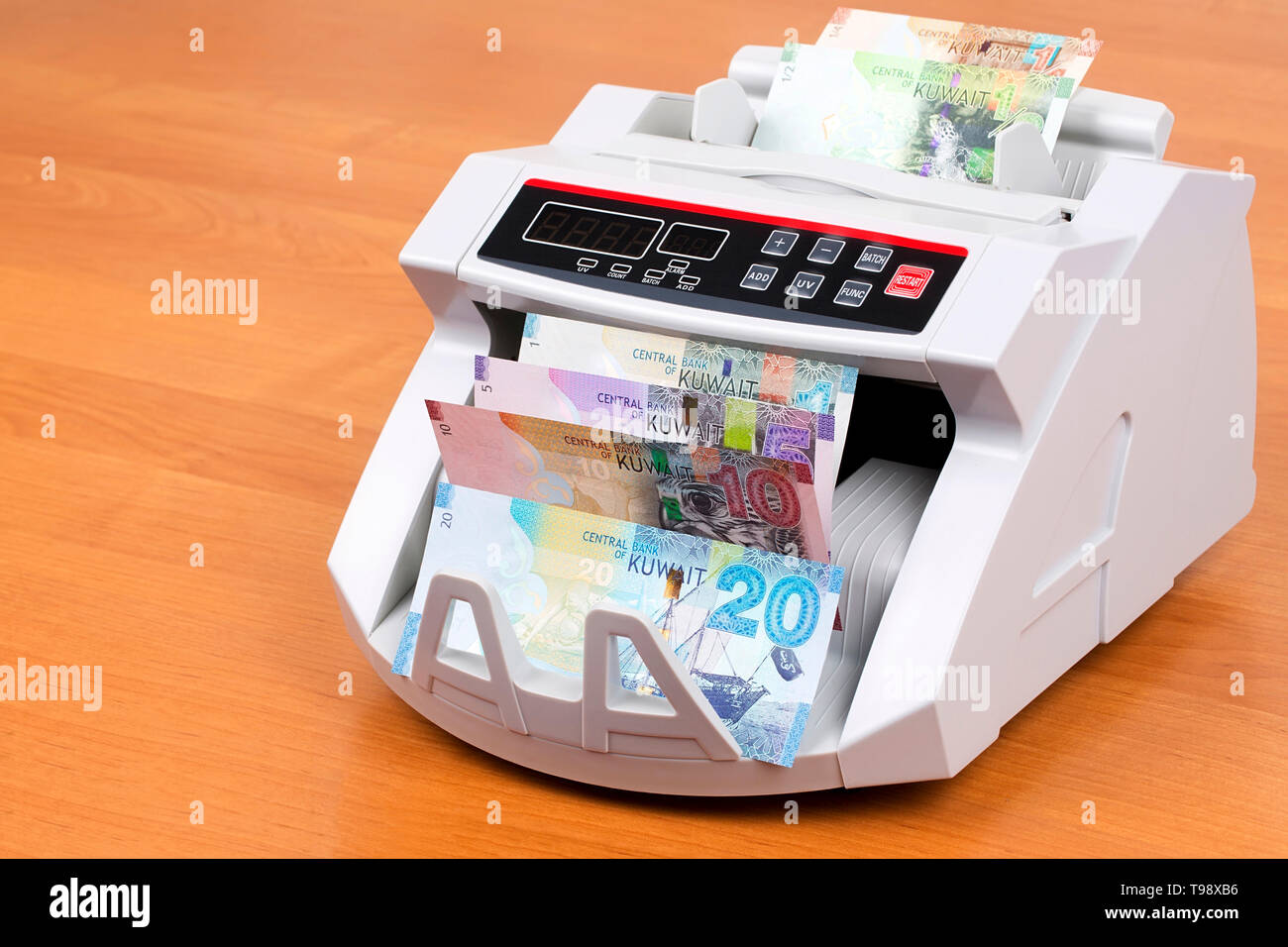 Kuwaitiana denaro in una macchina di conteggio Foto Stock