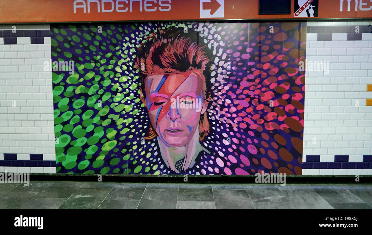 David Bowie Ziggy Stardust mural pittura di arte di strada, stazione della metropolitana di Città del Messico, sotto una freccia verso 'Andendes' (piattaforme). Foto Stock