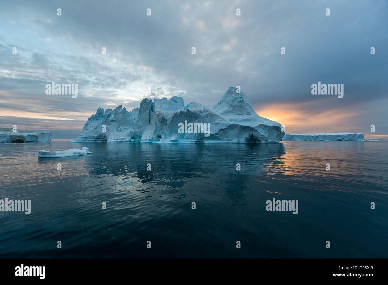 Iceberg nella baia di Disko su Midsummer, Groenlandia Foto Stock