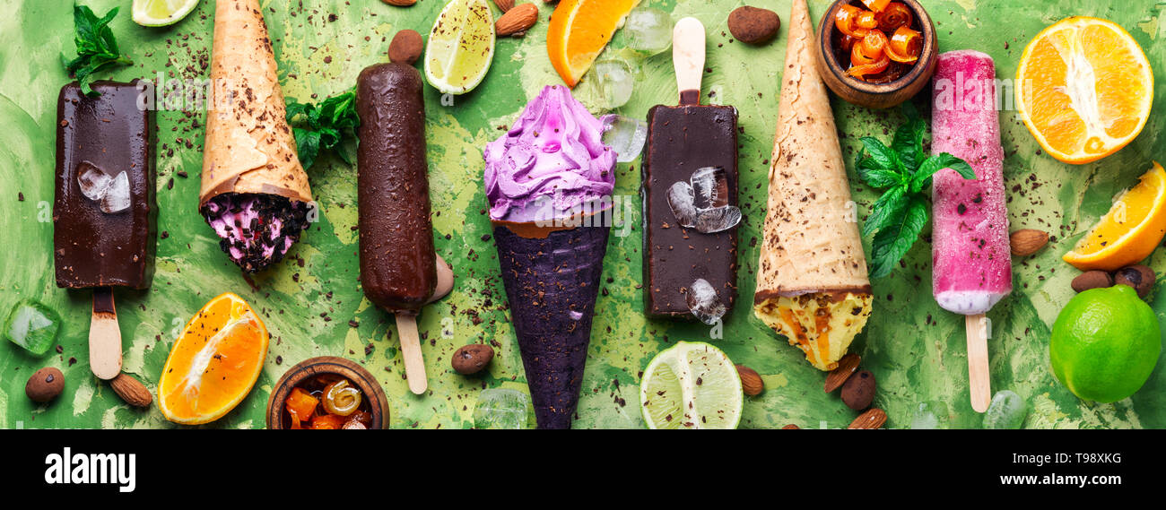 Diversi tipi di gelato in un cono di cialda e ghiaccioli.dessert Foto Stock