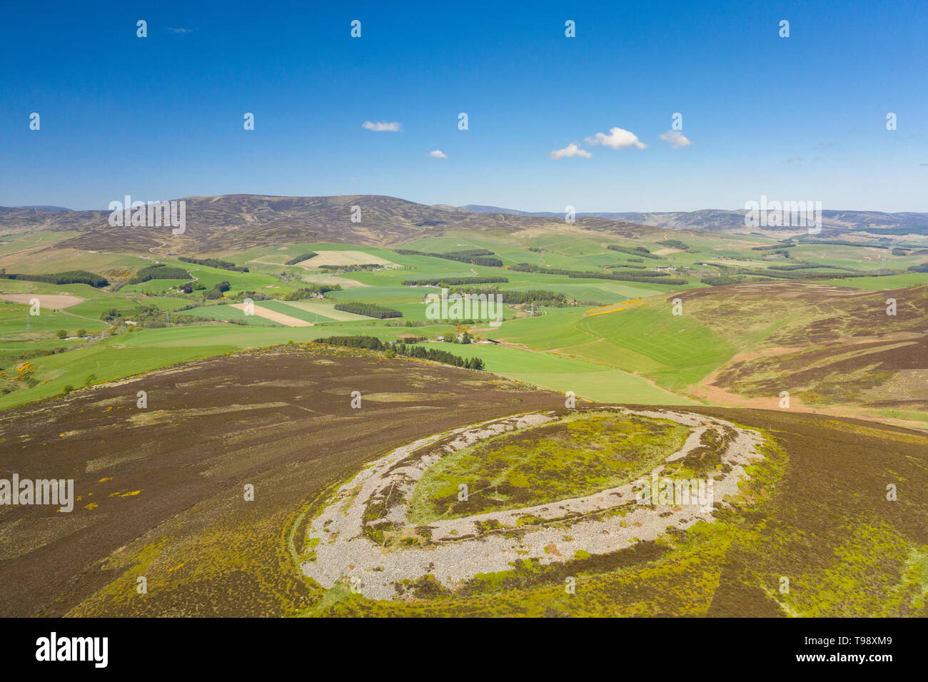 Vista aerea del White Karthun un collina forte dell'età del ferro che domina Strathmore, Brechin, Angus, Scozia. Foto Stock