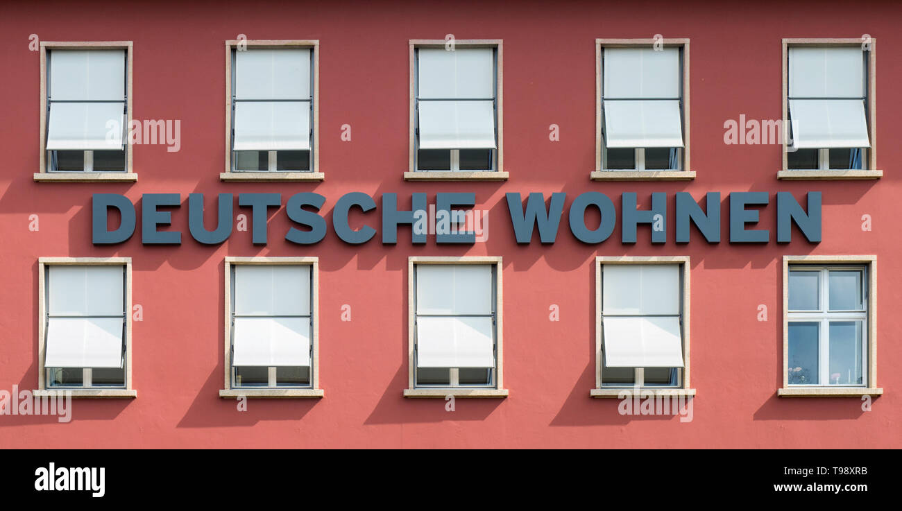 10.04.2019, Berlin, Berlin, Germania - Iscritto presso la sede della società di Deutsche Wohnen Immobiliengesellschaft nel Mecklenburgische Straße. 0C Foto Stock