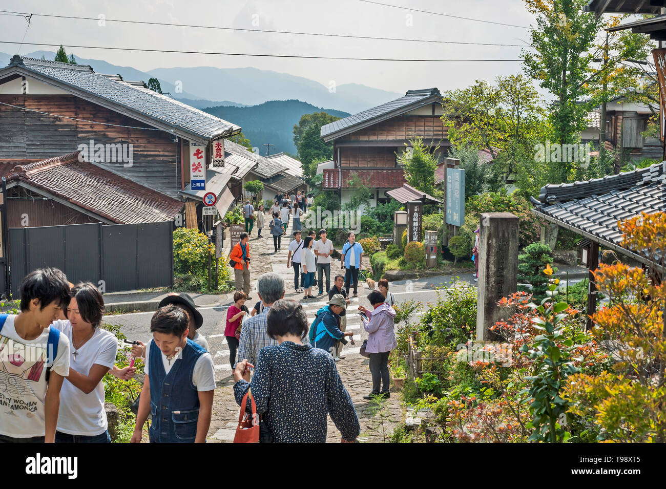 I turisti ed i visitatori a piedi attraverso Magome-juku village, Nakatsugama, Giappone Foto Stock