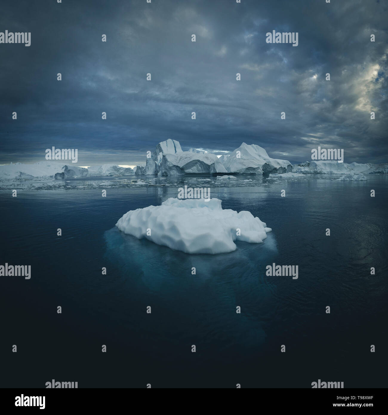 Iceberg nella baia di Disko su Midsummer, Groenlandia Foto Stock