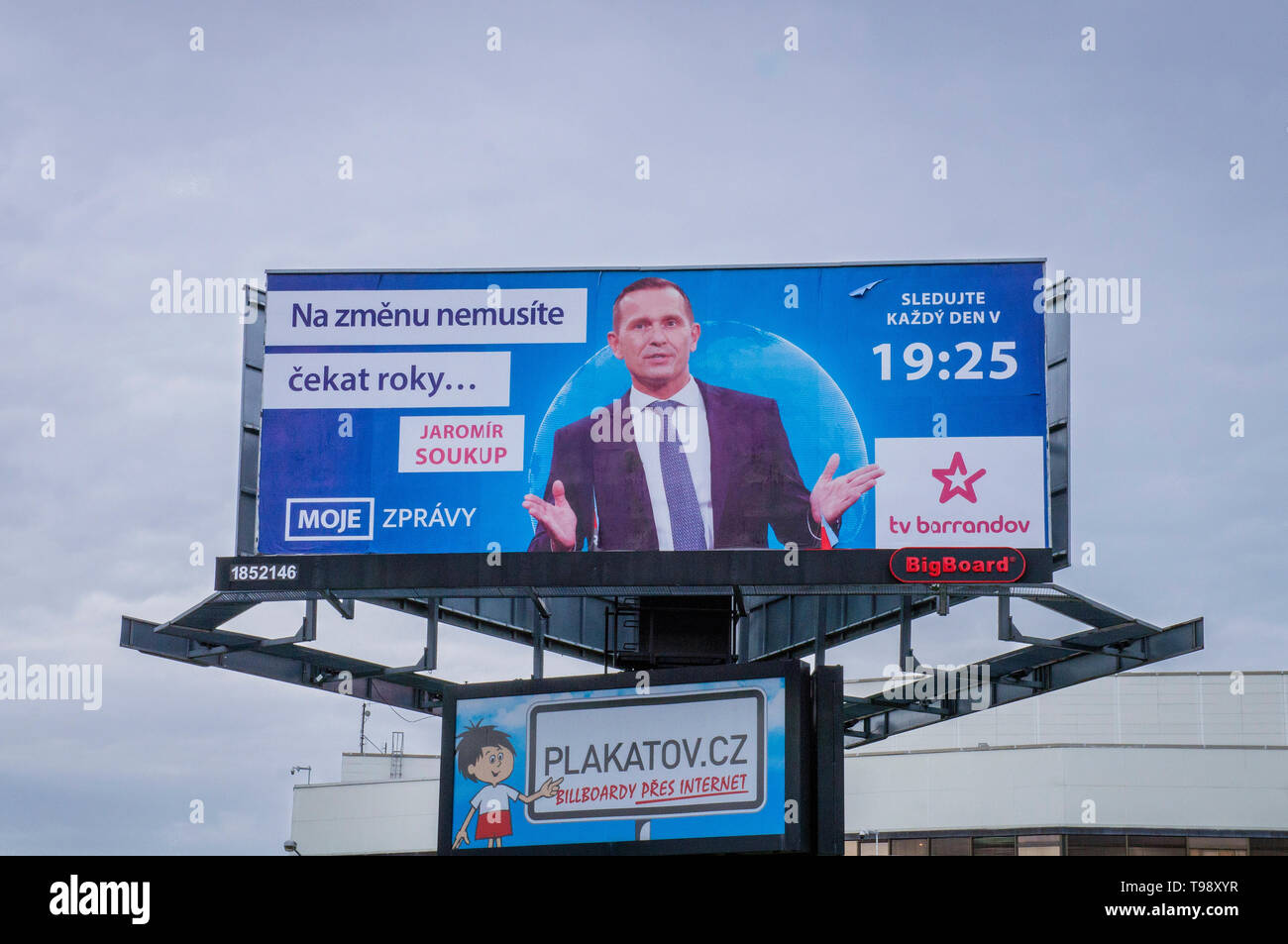 Cartellone di spettacoli TV Ceca Barrandov proprietario Jaromir Soukup pubblicità il suo spettacolo TV 'MY NEWS', Praga, Repubblica ceca, 14 maggio 2019. (CTK Photo/ Libor Soj Foto Stock