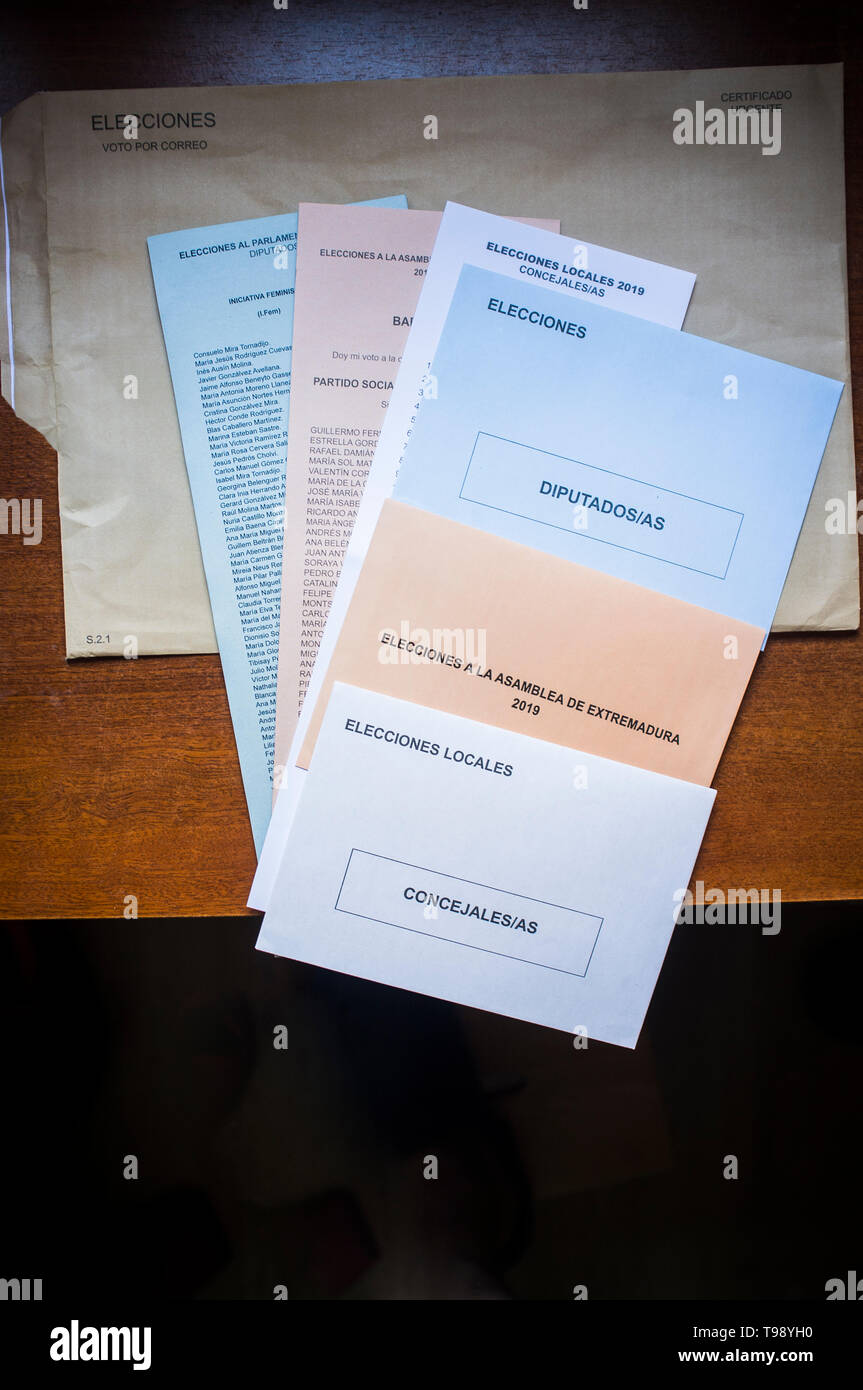 Badajoz, Spagna - 17 Maggio 2019: schede elettorali e le buste nel voto postale. 2019 locale spagnola, assemblaggio di Estremadura e delle elezioni europee Foto Stock