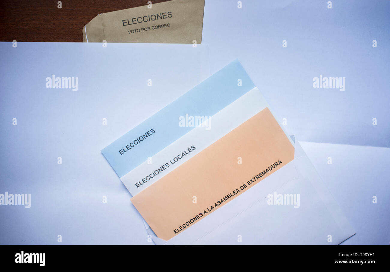 Badajoz, Spagna - 17 Maggio 2019: schede elettorali e le buste nel voto postale. 2019 locale spagnola, assemblaggio di Estremadura e delle elezioni europee Foto Stock