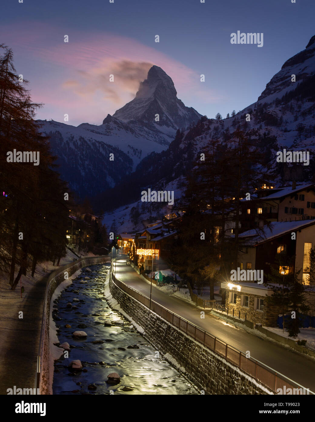 Zermatt con il Cervino al tramonto, Svizzera Foto Stock