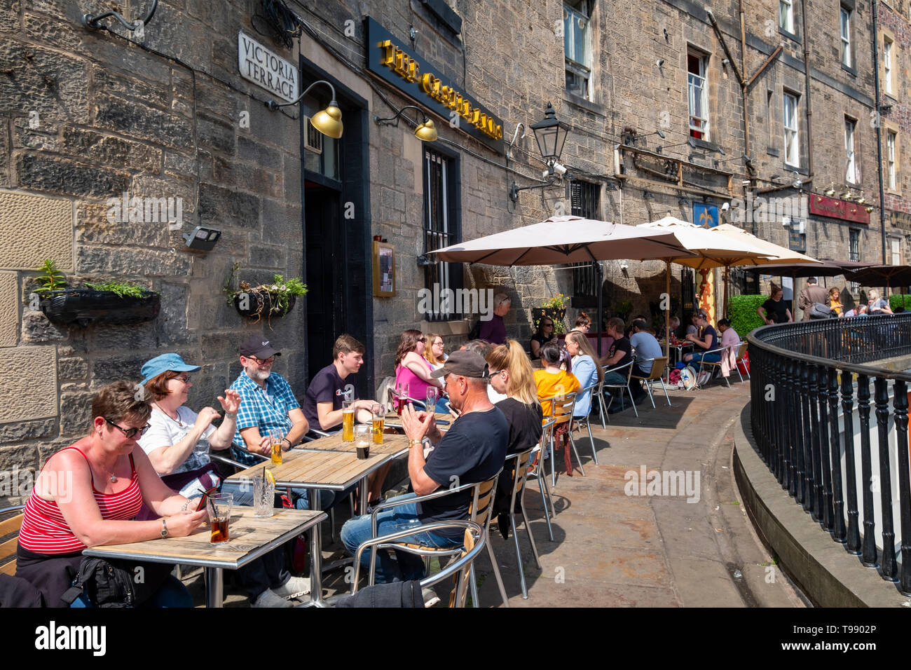Persone di bere in outdoor bar nelle calde giornate di sole sulla terrazza di Victoria in Edinburgh Old Town, Scotland, Regno Unito Foto Stock