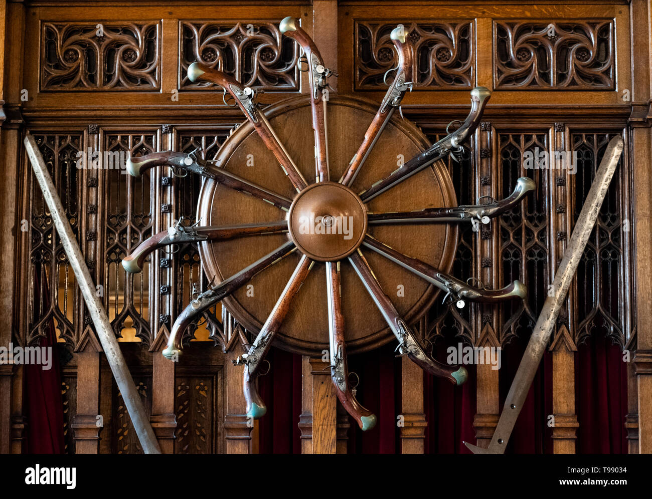 Funzione decorativa realizzata da antiche pistole presso la Grande Sala del Castello di Edimburgo in Scozia, Regno Unito Foto Stock
